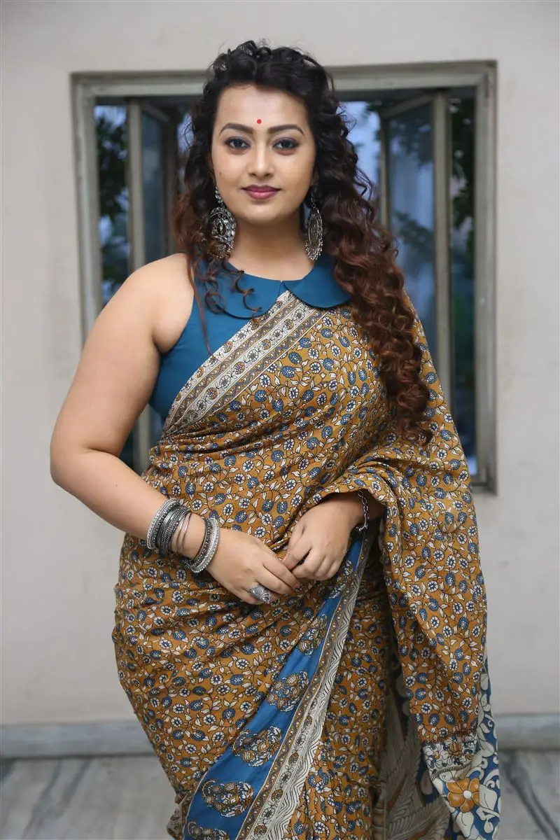 Ester Noronha In Green Saree Blue Sleeveless Blouse